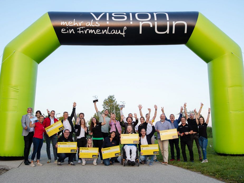 Gruppenfoto-von-Sponsoren-Partnerprojekten-und-Veranstalter-unter-dem-Torbogen